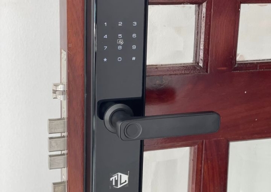 CÔNG TRÌNH LẮP  KHÓA VÂN TAY CỬA GỖ TL15 TẠI QUẬN 12